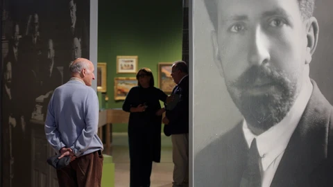 Varias personas observan parte de una exposición que repasa la vida y la obra de Américo Castro, el intelectual, investigador y docente de la llamada 'España de las tres culturas'
