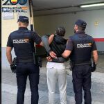 El detenido es conducido por los agentes