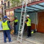 Operarios desmontan una parada de flores de la Rambla este martes.