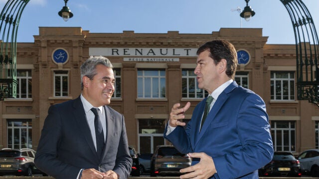 Mañueco conversa con Josep María Recasens, director general de Renault España
