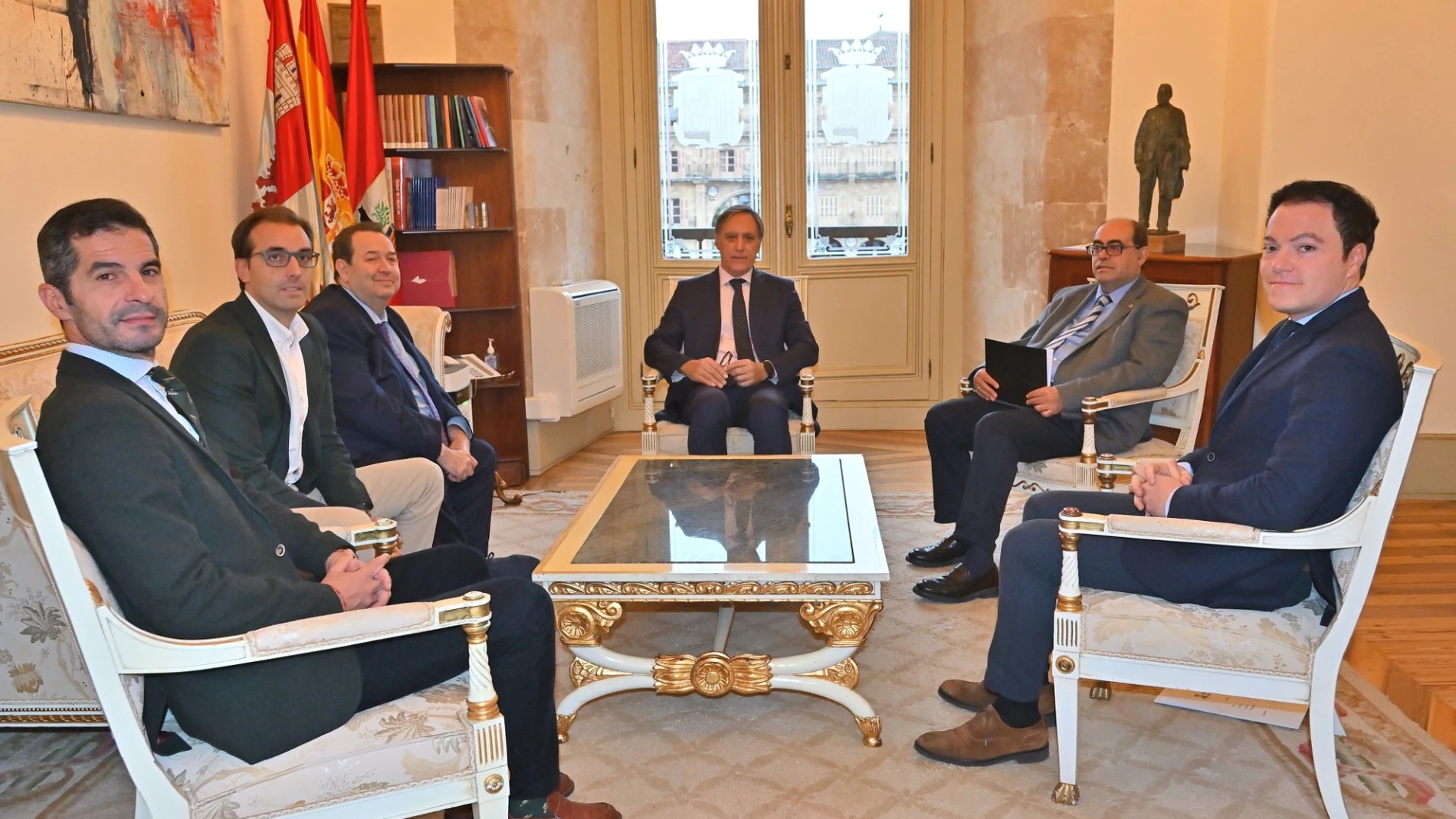 El alcalde de Salamanca, Carlos García Carbayo, y los concejales Fernando Rodríguez y Pedro Martínez, con los representantes de las Cámara de Comercio