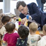 José Luis Martínez-Almeida juega con los niños de una guardería