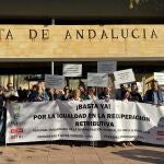 Concentración sindical a las puertas del edificio Torretriana, en Sevilla, sede de dos consejerías de la Junta de Andalucía.