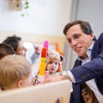 Martínez-Almeida, en la escuela infantil municipal Muñeco de Nieve, en Vicálvaro