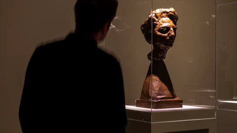 Un visitante contempla uno de los retratos esculpidos del artista francés en la exposición de "Matisse Metamorfosis. Esculturas y dibujos" que acoge la Fundación Canal