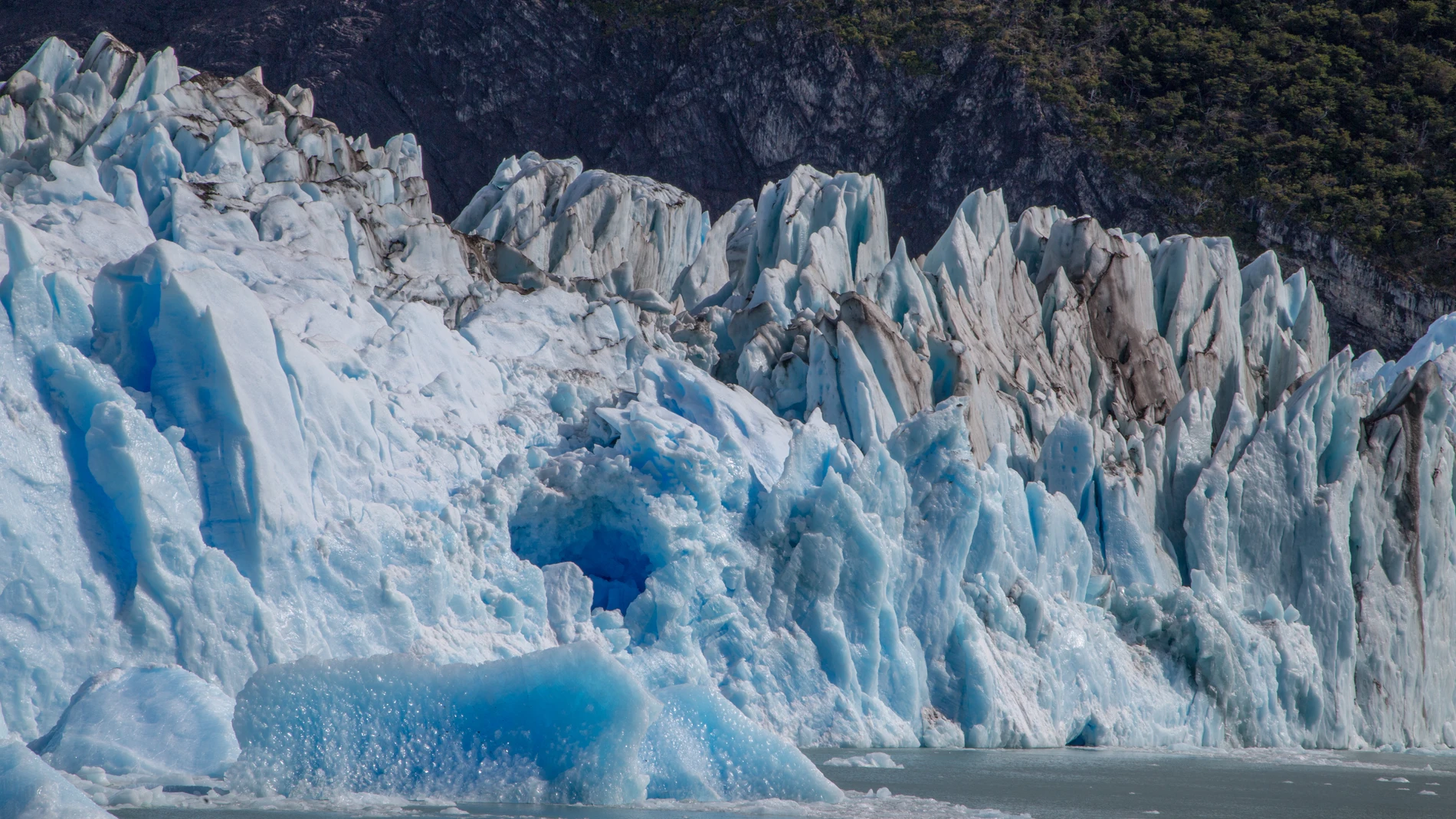 Es posible hacer trekking con guías autorizados por algunos glaciares