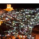 Vista aérea del municipio de Alcalá del Júcar (Albacete) por la noche