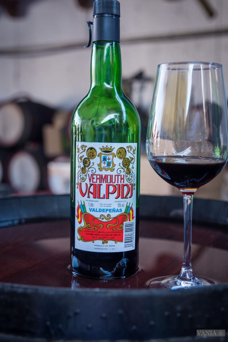 La bodega cuenta con una tienda gourmet donde comprar varios de sus vinos, vermús y productos tradicionales
