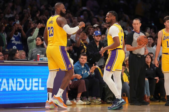 LeBron Hames y su hijo Bronny saltaron a la cancha a la vez en el segundo cuartos del Lakers-Wolves