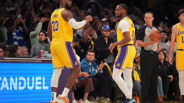 LeBron Hames y su hijo Bronny saltaron a la cancha a la vez en el segundo cuartos del Lakers-Wolves