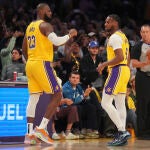 LeBron Hames y su hijo Bronny saltaron a la cancha a la vez en el segundo cuartos del Lakers-Wolves