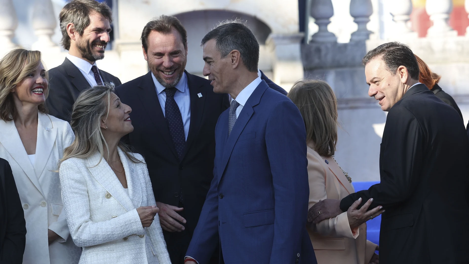 El presidente del Gobierno de España, Pedro Sánchez (c), conversa con la vicepresidenta Yolanda Díaz y el ministro de Transporte Óscar Puente, durante la fotografía de familia durante la XXXV Cumbre Luso-Española, en la Ciudad Salón de Faro (Portugal).