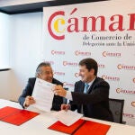 El presidente de la Junta, Alfonso Fernández Mañueco, y el director general de Drylock, Miguel Ángel González, firman una declaración conjunta sobre el marco de colaboración entre Drylock y la Junta de Castilla y León para impulsar la inversión de la empresa en una nueva fábrica en Los Hitales en Bernuy de Porreros