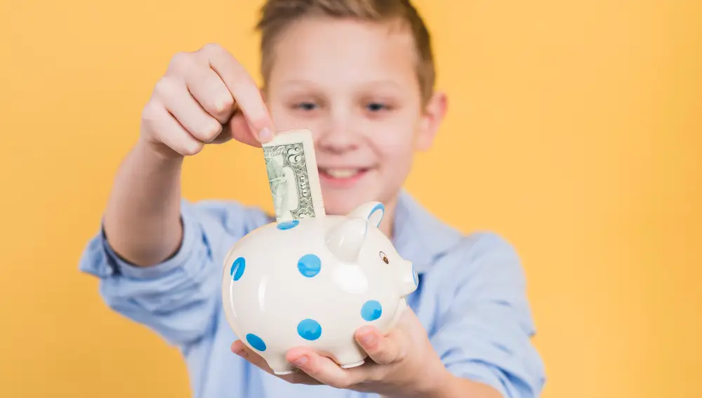 El ahorro es el principal beneficio de educar a los niños en conocimientos financieros