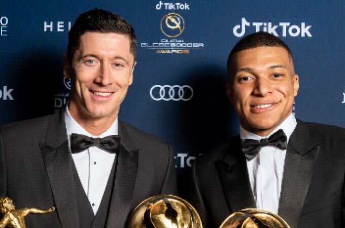 Robert Lewandowski, junto a Kylian Mbappé