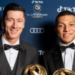 Robert Lewandowski, junto a Kylian Mbappé