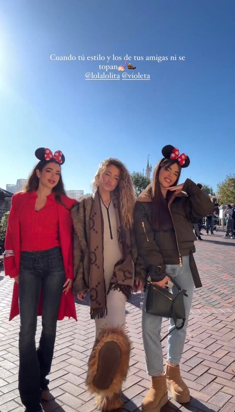 Violeta con Lola Lolia y Sofía en Disney. 