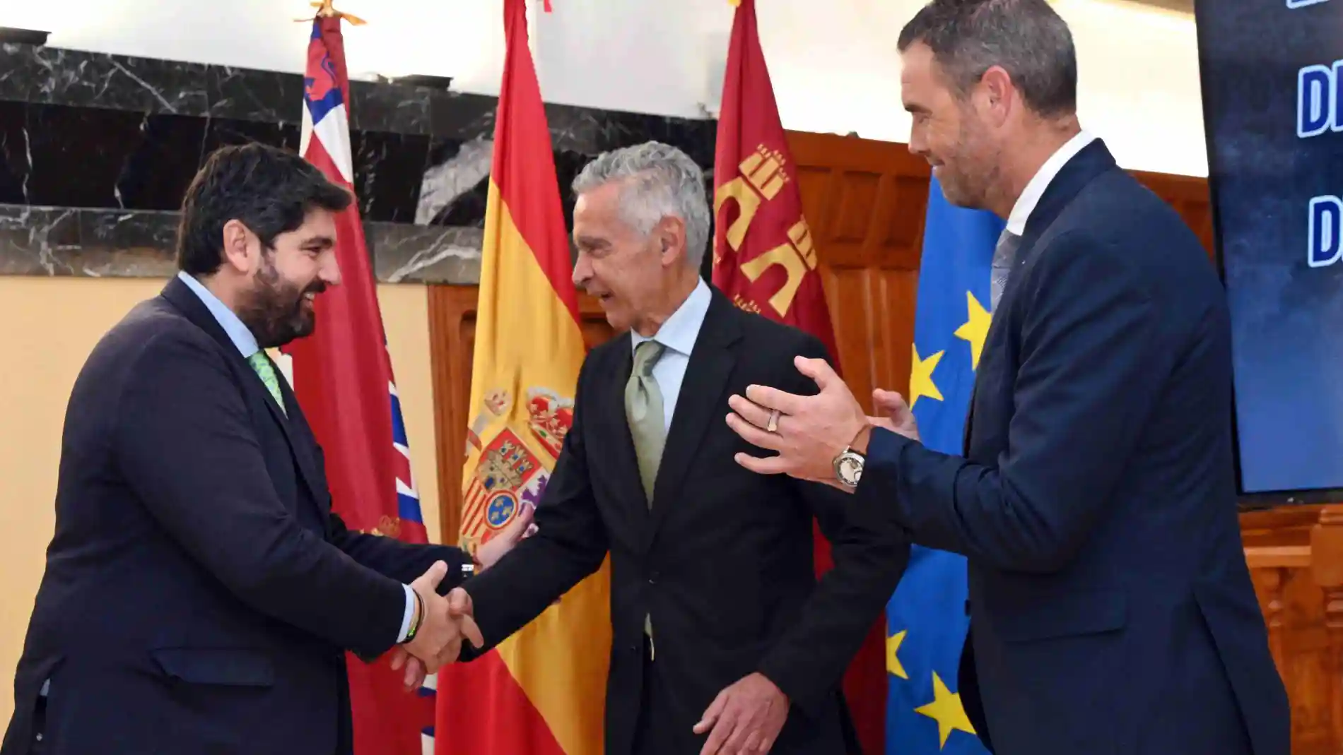 López Miras saluda a Fernando García en presencia del alcalde de Caravaca