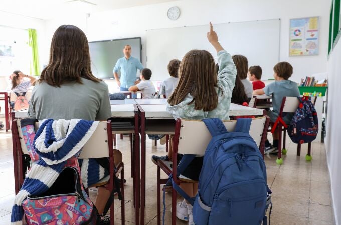 Varios niños en un aula, el primer día de curso escolar.