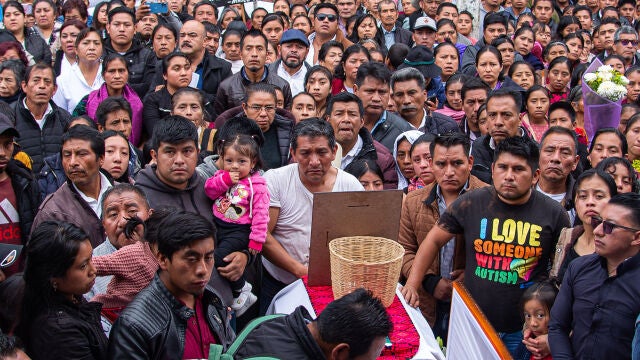 Sepultan en el sureste de México al sacerdote y defensor indígena Marcelo Pérez