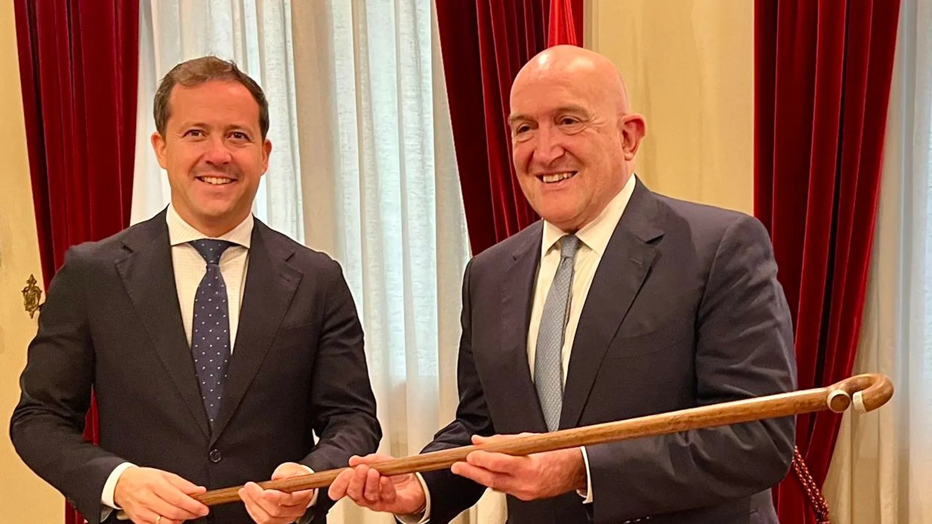 Carnero recibe la réplica del bastón representativo de la red de las huelas de Santa Teresa de manos de Carlos Vélez