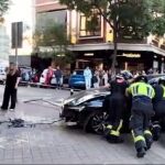 Un coche se empotra contra una tienda del barrio de Salamanca