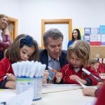 Feijóo visita un colegio en Madrid: "Los padres deben ser héroes para sus hijos, pero no héroes para poder tenerlos"