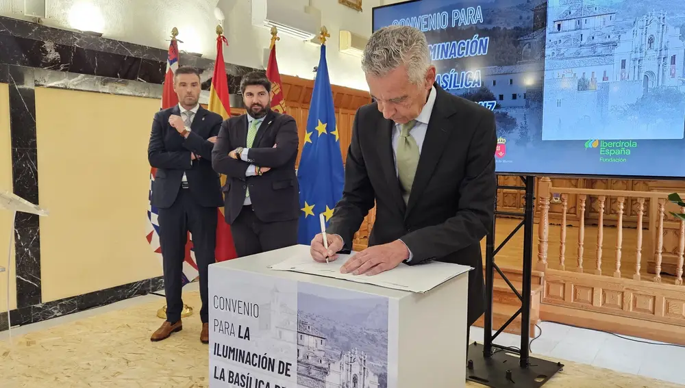 Fernando García durante la firma del acuerdo de iluminación de la Basílica