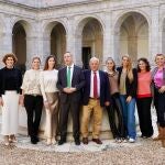 El consejero Gonzalo Santonja, junto a las mujeres participantes en la iniciativa