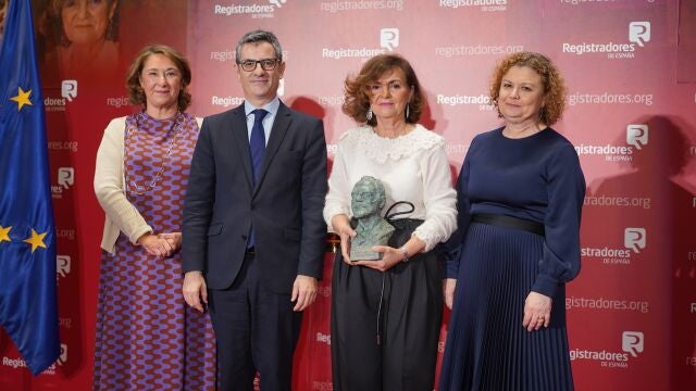 Félix Bolaños y Carmen Calvo, tras recibir el galardón