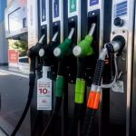 Varios surtidores en una gasolinera