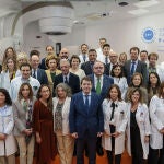 El presidente de Castilla y León, Alfonso Fernández Mañueco, junto a Carlos García y Alejandro Vázquez, visita la unidad de radioterapia de Ávila, en el primer aniversario de este servicio