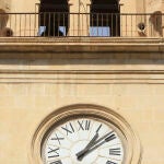 Se desprende parte de la cornisa de la torre del reloj del Ayuntamiento de Alicante