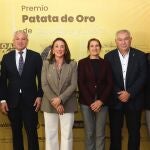 Las consejeras María González Corral y Roció Lucas; el delegado Nicanor Sen, Raquel Alonso; Lorenzo Rivera y Aurelio González, antes de entregar los premios