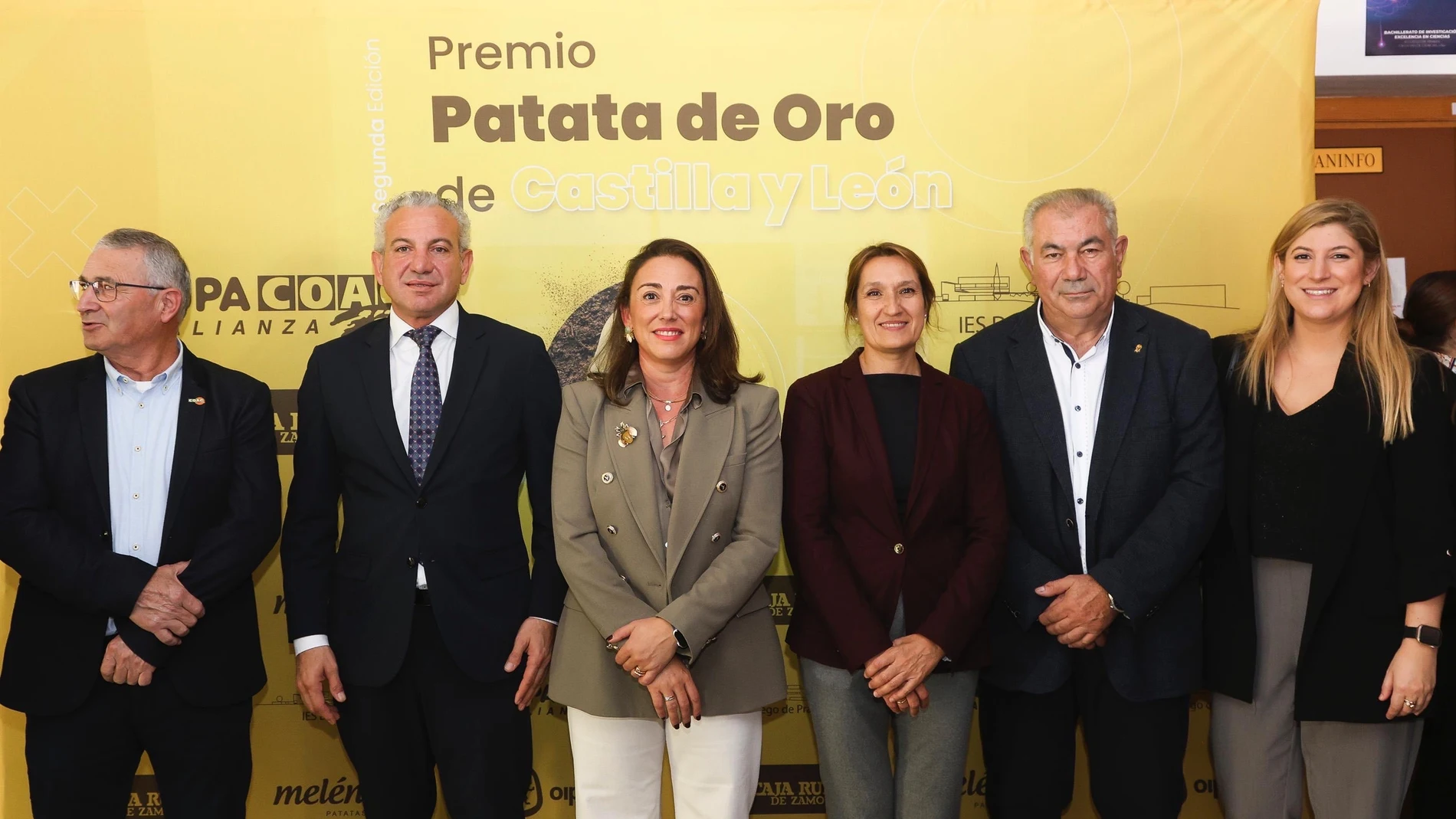 Las consejeras María González Corral y Roció Lucas; el delegado Nicanor Sen, Raquel Alonso; Lorenzo Rivera y Aurelio González, antes de entregar los premios