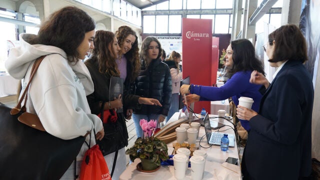 Los jóvenes bercianos, a la caza de un puesto de trabajo en la feria de empleo y emprendimiento de Ponferrada