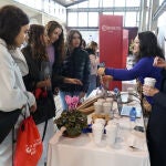 Los jóvenes bercianos, a la caza de un puesto de trabajo en la feria de empleo y emprendimiento de Ponferrada