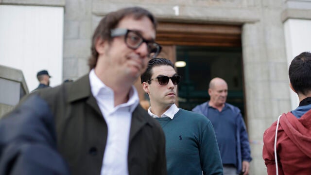 Uno de los acusados (en el medio, con gafas de sol) en la puerta de los juzgados. 