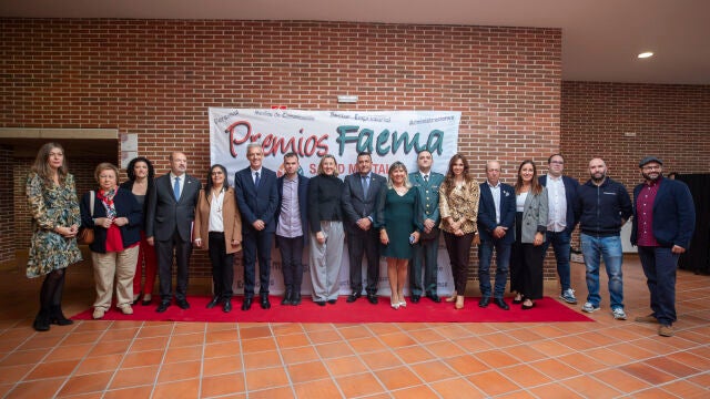 Foto de familia de Isabel Blanco y Carlos García con los premiados por Salud Mental Ávila