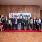 Foto de familia de Isabel Blanco y Carlos García con los premiados por Salud Mental Ávila