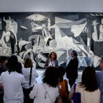 Eduard Vieta junto al "Guernica", de Pablo Picasso