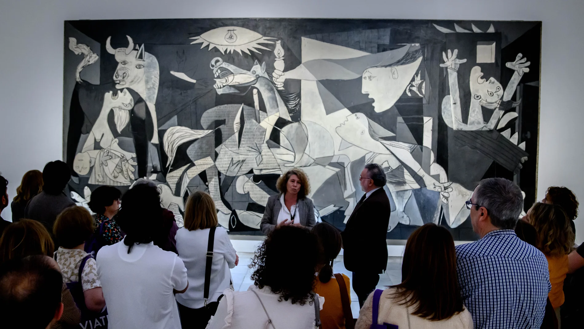 Eduard Vieta junto al "Guernica", de Pablo Picasso