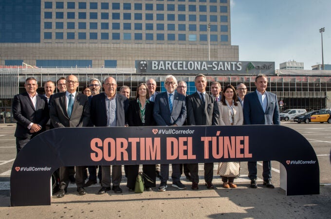 Los empresarios del movimiento #Quierocorredor hoy en la estación Barcelona Sans