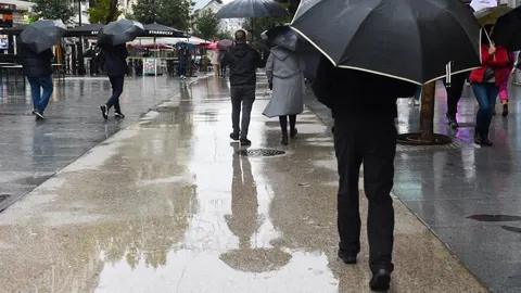 MURCIA.-Casi la mitad de España estará mañana en aviso por lluvias, tormentas y olas