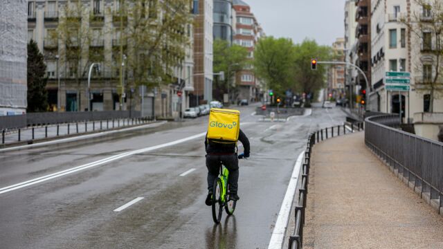 La Comunidad extenderá a más personas vulnerables el servicio que ofrece con Glovo de llevarles comida a casa