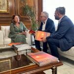 La presidenta de la Asamblea, Visitación Martínez, junto al codirector del CEMOP, Juan José García Escribano, y su director técnico, Alberto Mora