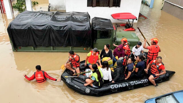 Las lluvias torrenciales provocadas por la tormenta han causado el desbordamiento de varios ríos y han sumergido pueblos enteros