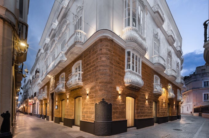 La imponente fachada del Hotel Áurea Casa Palacio Sagasta