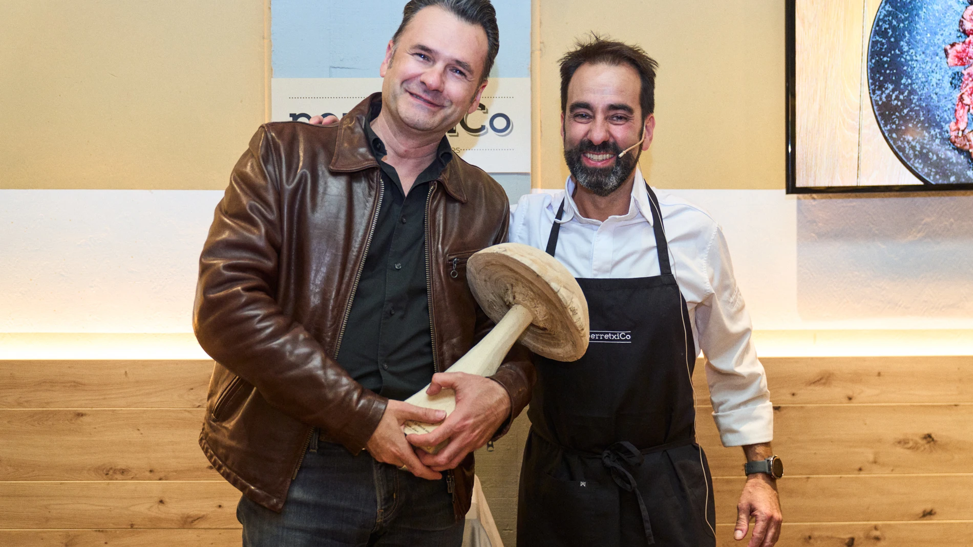 El chef y CEO de tabernas PerretxiCo, Josean Merino, otorgó el galardón al periodista Iñaki López