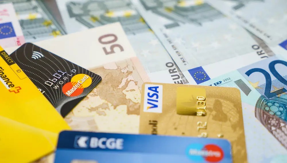 La OCU avisa de que, aunque es necesario tener ahorros en el banco, deberíamos tener un límite en nuestras cuentas bancarias para evitar problemas de dinero en el futuro